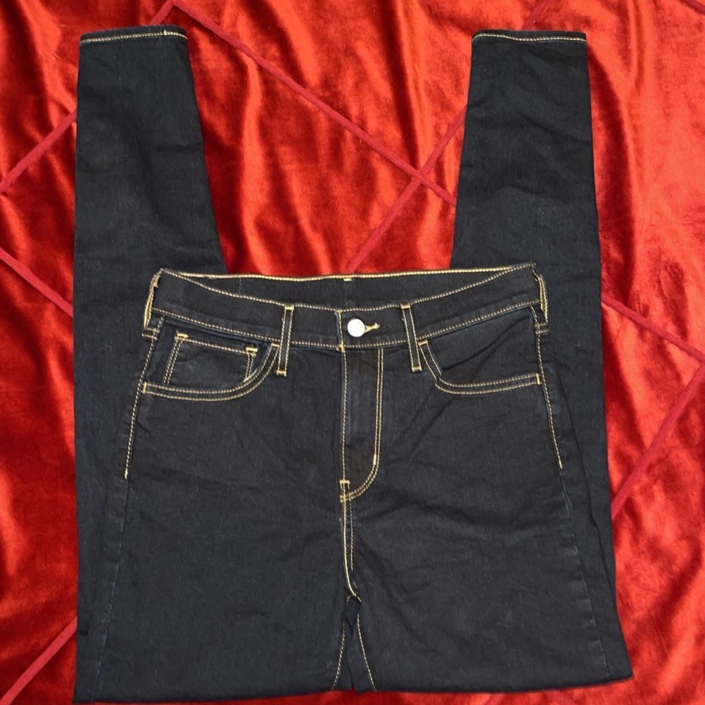 Dark blue Levi jeans with no rips, brand new , never worn 🤩
